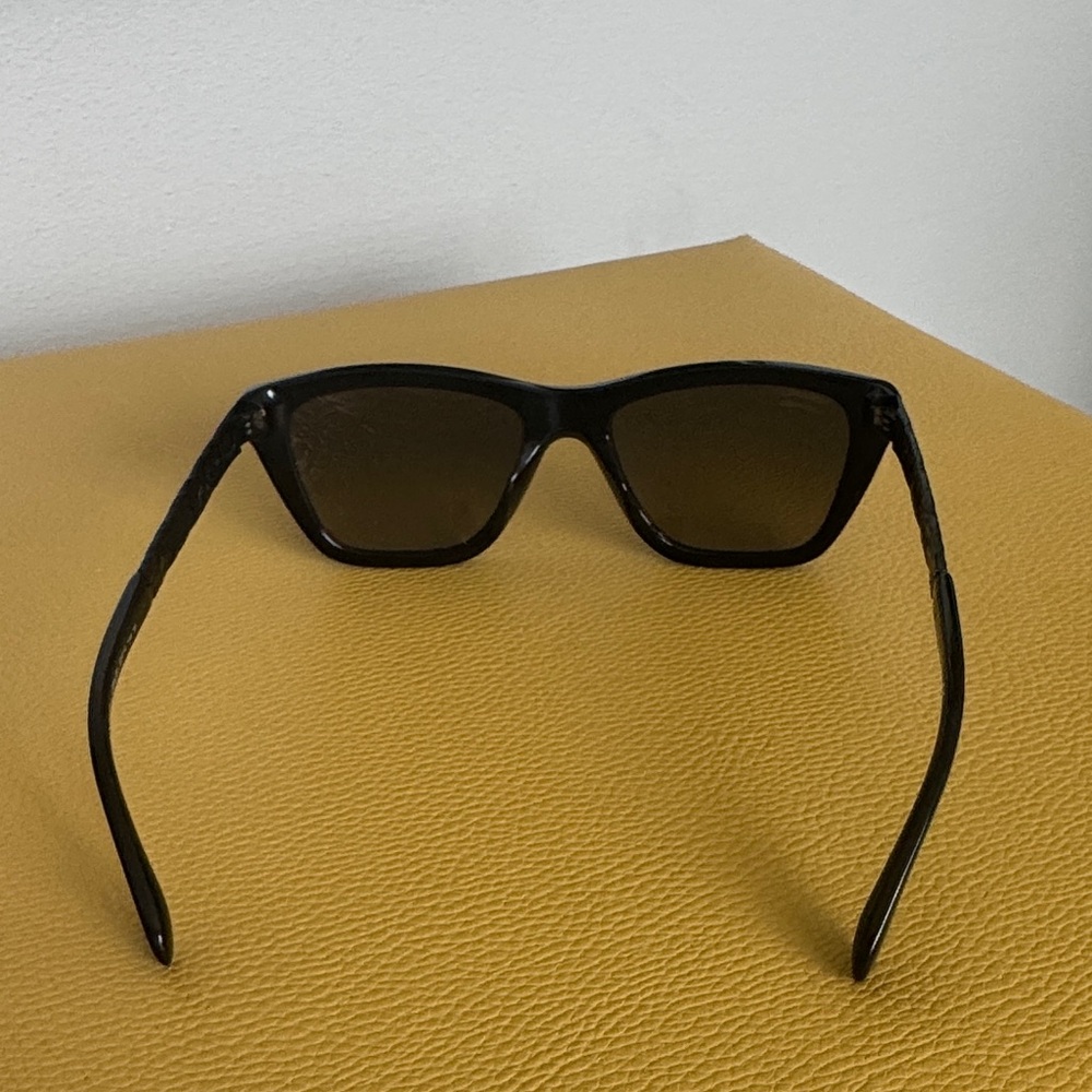 CHANEL Elegant Black Sunglasses - Picture 5 of 5